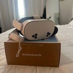 Meta Quest 3S VR Headset - Elegant White